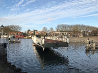 900002 Gezicht op de voor onderhoud geopende Muntbrug over het Merwedekanaal te Utrecht.